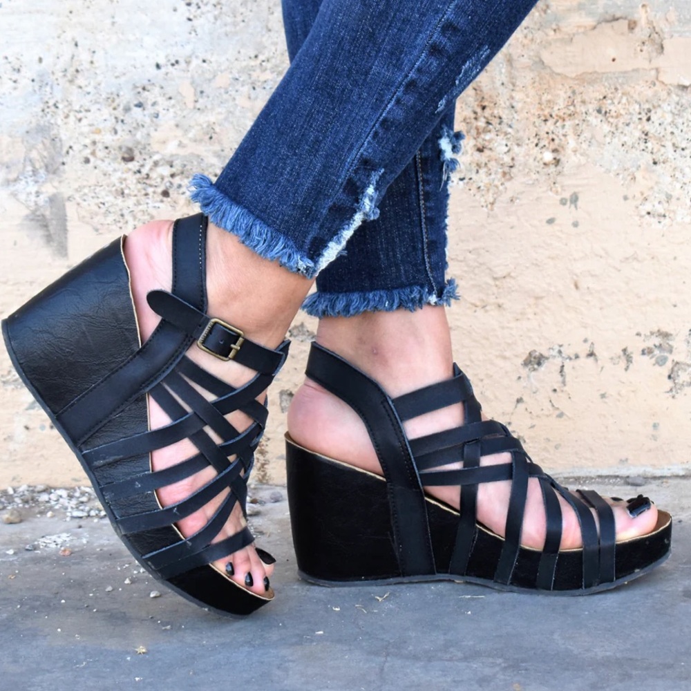 𝐁𝐥𝐨𝐰𝐟𝐢𝐬𝐡 Wedge Sandals